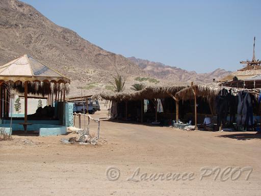 Paillote pour le repos desplongeurs entre les plongés.JPG - il y a 11 ans cette zone n'était pas construite, mais les constructions s'intègrent bien au paysage
